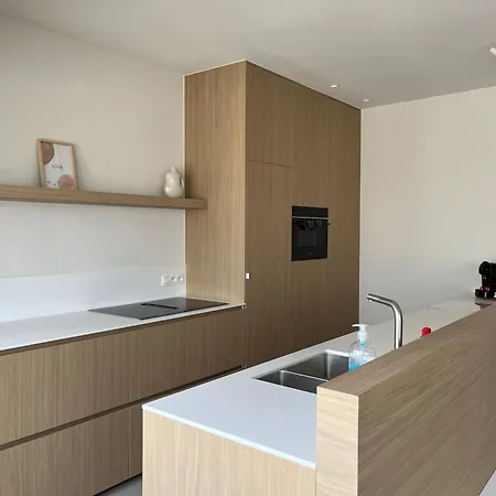 Renovated With Casino View And Free Parking Apartment